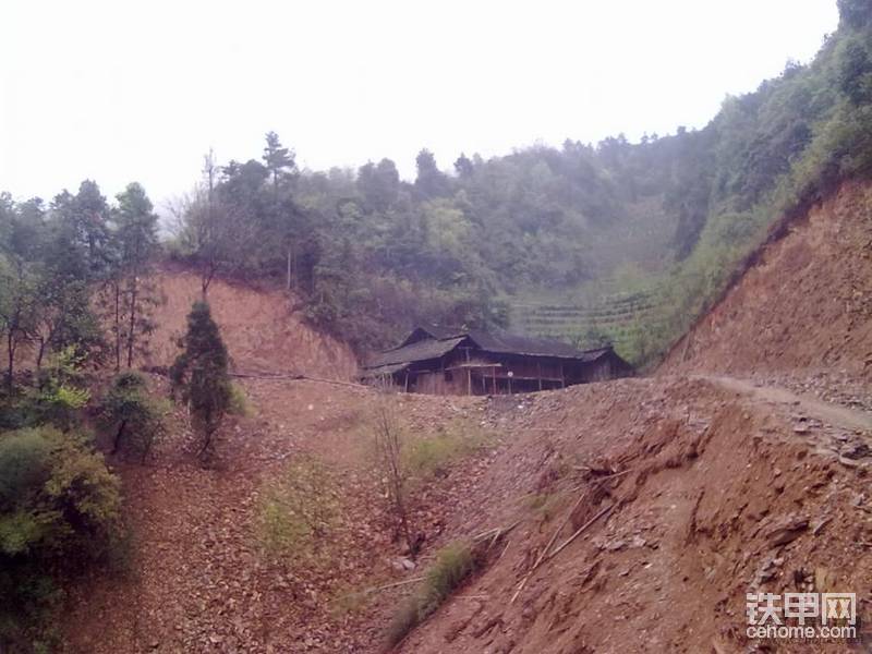 住在老村長家