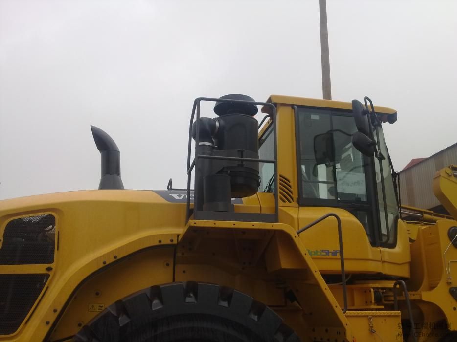 我们这刚来的volvo220g装载机