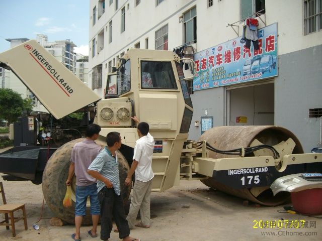 大家來跟帖，進(jìn)口壓路機(jī)“街拍”