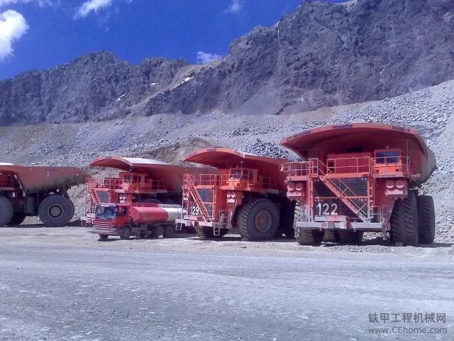 小松礦用自卸車(chē)和比塞洛斯正鏟機(jī)