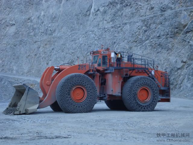 小松礦用自卸車(chē)和比塞洛斯正鏟機(jī)
