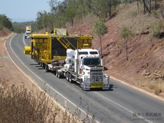 KOMATSU 960E礦用卡車在礦區(qū)工作