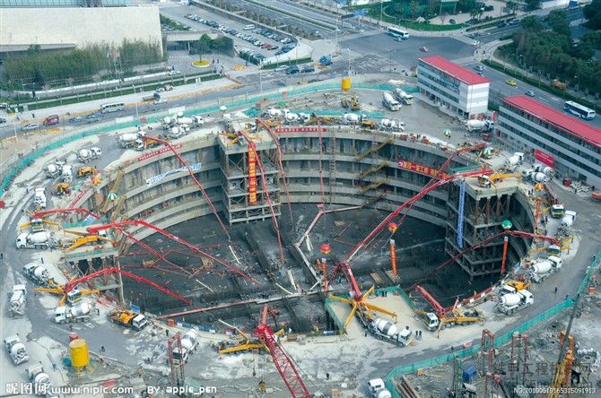 在建亚洲第一高楼上海中心大厦深基础挖掘作业