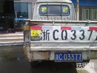 四辆挖机都在家里晒太阳！