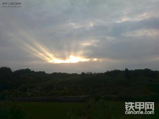 佛光普照，貌似在拍电影。