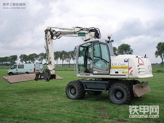 国外一个整治河道的工程，看看这里面的一台卡特真漂亮！