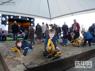 一个展会的设备。有两部漂亮的卡特。