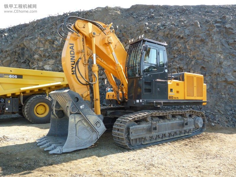 石材博覽會2011--現(xiàn)代R800-7A FS正鏟挖掘機