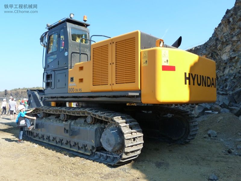 石材博覽會2011--現(xiàn)代R800-7A FS正鏟挖掘機