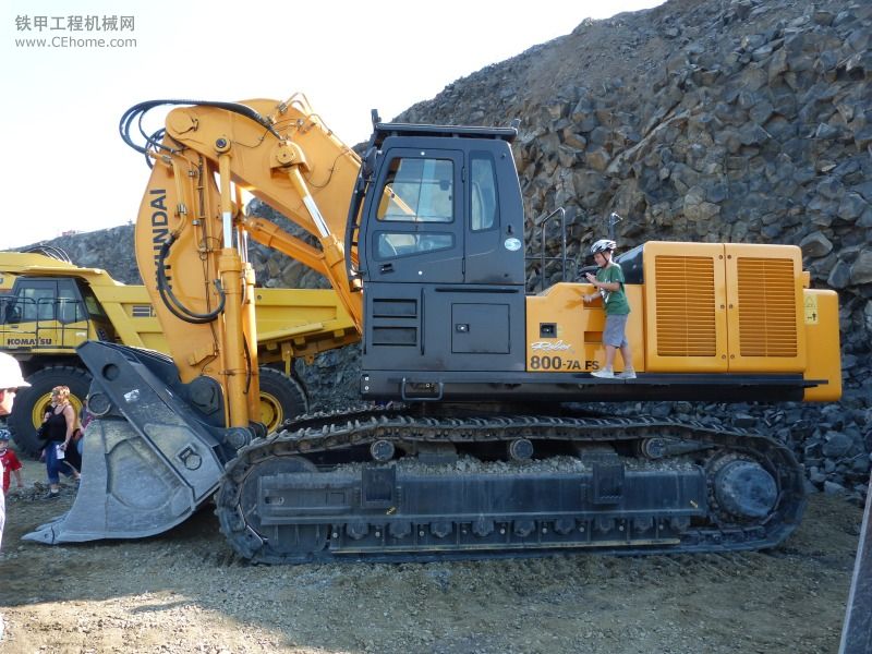 石材博覽會2011--現(xiàn)代R800-7A FS正鏟挖掘機