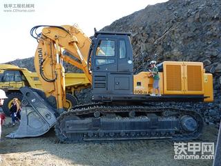 石材博览会2011--现代R800-7A FS正铲挖掘机