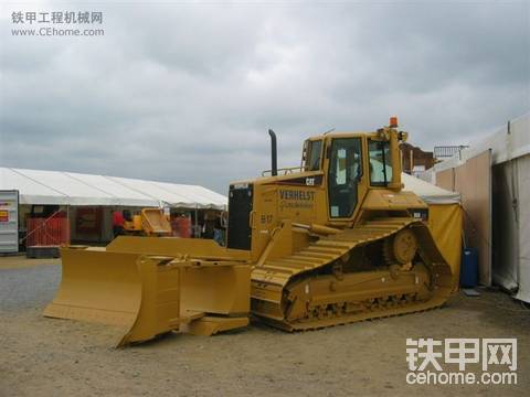 见过能上下斜铲的，还真没见过这样的。卡特推土机