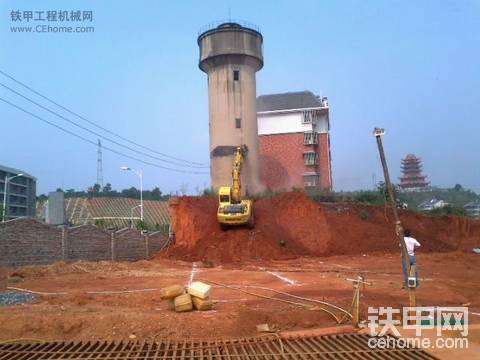 挖掘机拆 水 塔``` 惊险！