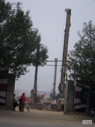 路边在建小区内的旋挖钻
