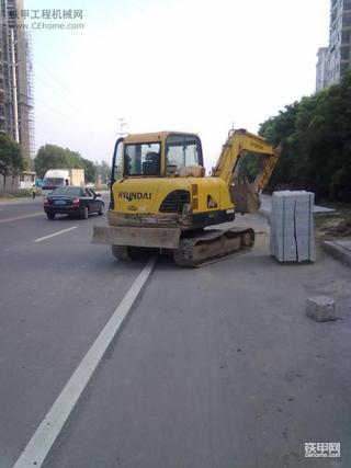 现在60的挖机、在公路上跑了一公里、关键用的还是乌龟档！