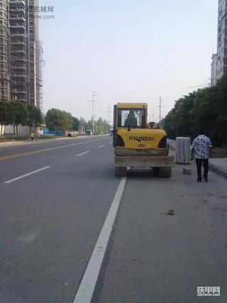 现在60的挖机、在公路上跑了一公里、关键用的还是乌龟档！