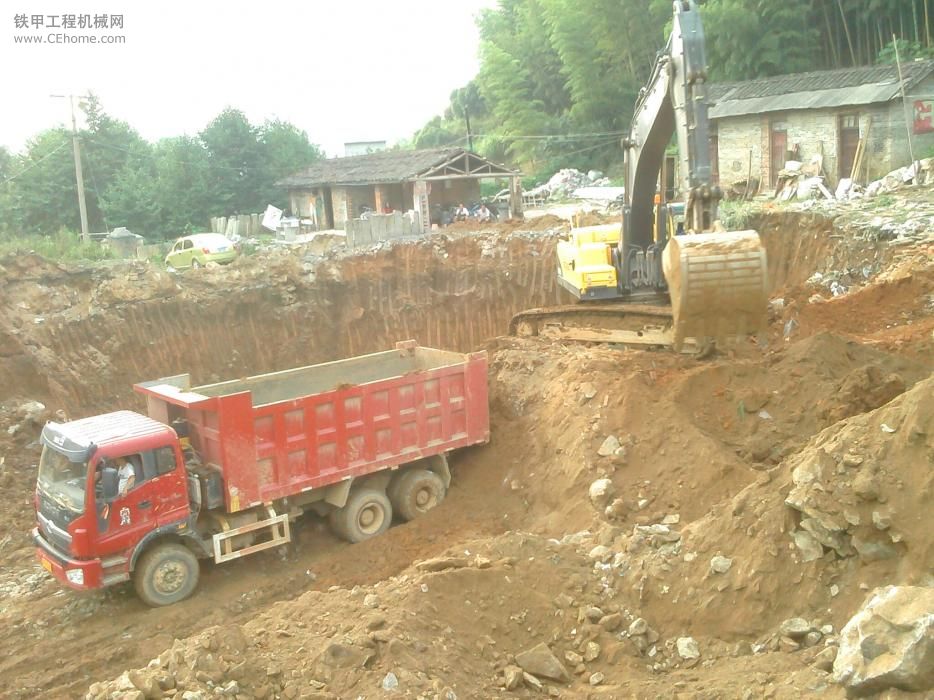 在別人工地的新機機..本是準備拉去山西大寨露天煤礦結果沒去成.....