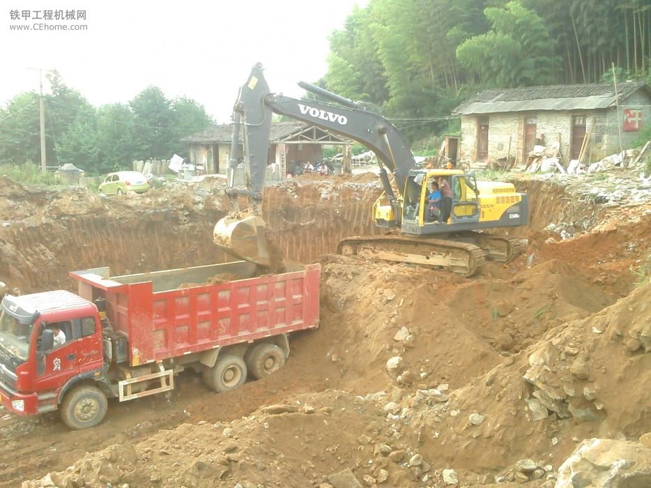 在別人工地的新機(jī)機(jī)..本是準(zhǔn)備拉去山西大寨露天煤礦結(jié)果沒去成.....