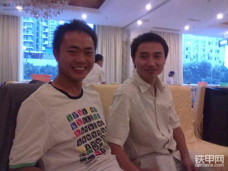 照列，饭后来一张我俩的合影。由于堕落来的很迟啊，都开饭了。我又下楼接他，上来时就12个人围一桌吃啊，吃 ...