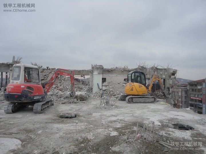 杰西博小挖掘機繼續(xù)拆卸大廈