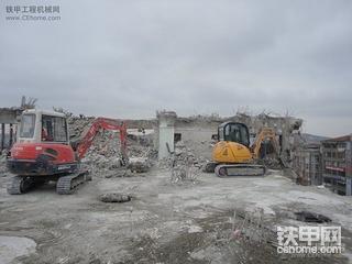 杰西博小挖掘机继续拆卸大厦