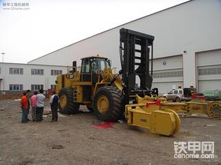 給大家分享幾張世界最大輪胎更換所需要的機械手