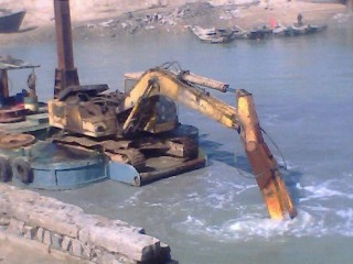 水挖机船