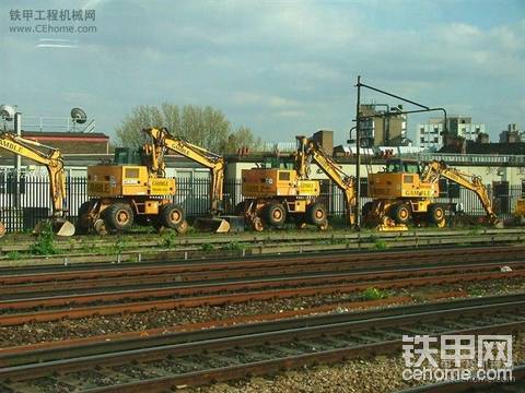 利勃海尔轨路挖