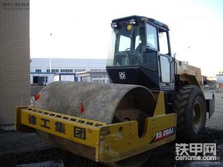 嗮嗮干活状态的压路机