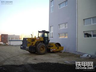 嗮嗮干活状态的压路机