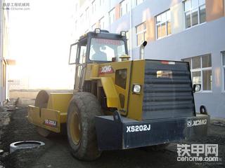 嗮嗮干活状态的压路机