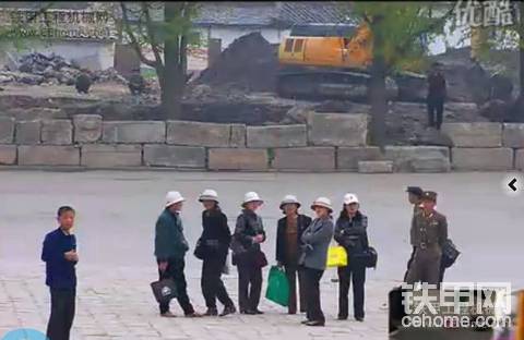 在今日朝鲜中看到的挖机。求教什么牌子。