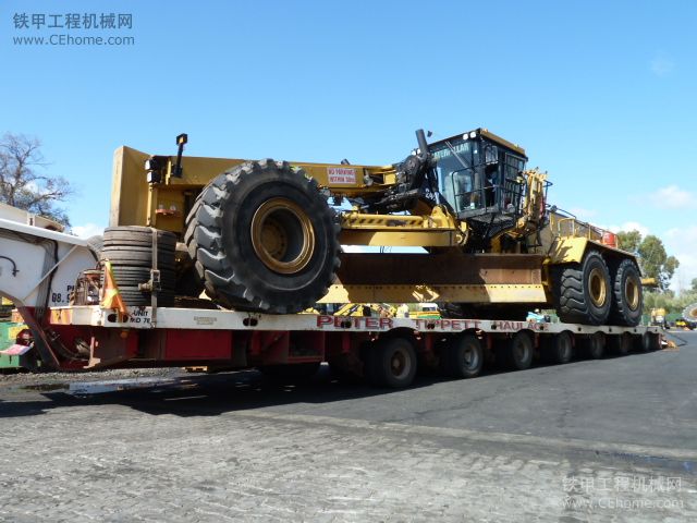 卡特390D LME挖掘機(jī)上拖扳車(chē)去礦山