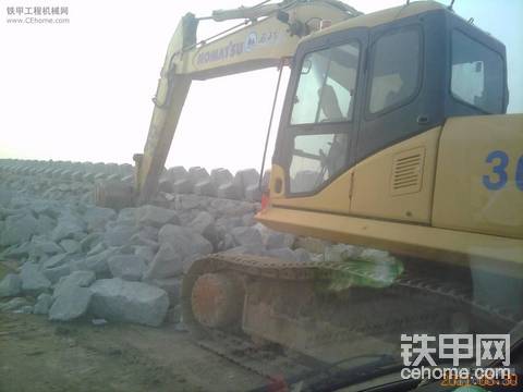 急求挖掘机驾驶员干海边围堰活 工资一万 ！！！！