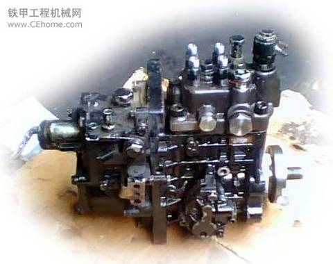 洋馬發(fā)動機回油螺絲在哪。。。。。。