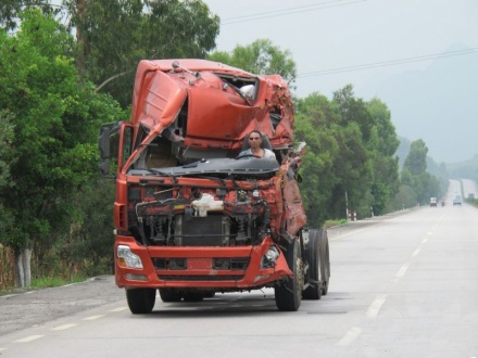 車堅(jiān)強(qiáng)，人更堅(jiān)強(qiáng)！英雄我給你跪下了……