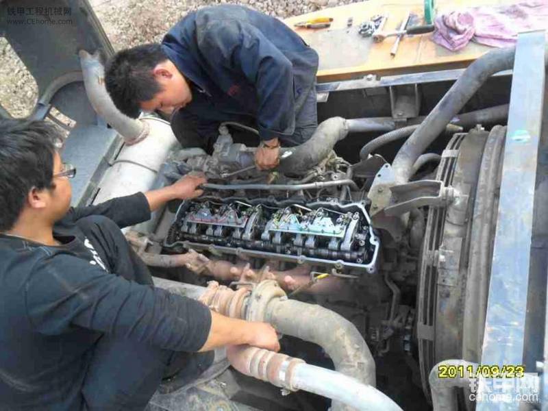 檢修發(fā)動(dòng)機(jī)發(fā)現(xiàn)氣門室蓋中進(jìn)水，機(jī)油已變?yōu)榛野咨?，進(jìn)一步檢查汽缸中是否進(jìn)水