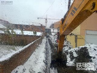 这雪下得也太早了