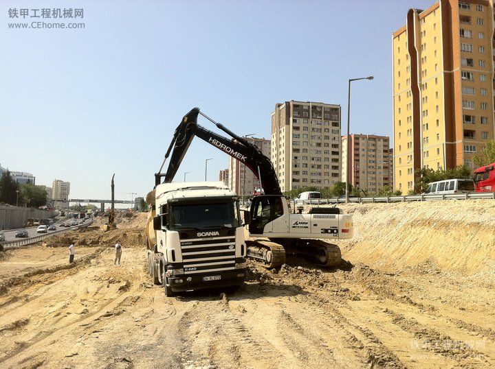 Hidromek HMK300LC-3挖掘機(jī)同斯堪尼亞卡車