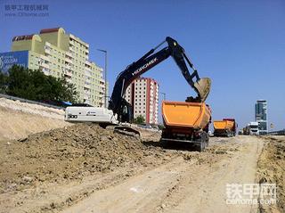 Hidromek HMK300LC-3挖掘机同斯堪尼亚卡车