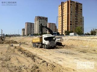 Hidromek HMK300LC-3挖掘机同斯堪尼亚卡车