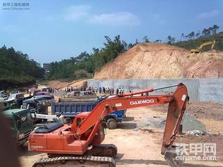 岑水高速过民拦路不给开工
