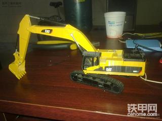 给自己的模型CAT 385C L安装管路