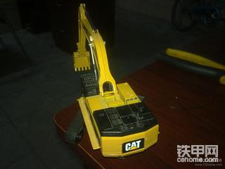 给自己的模型CAT 385C L安装管路