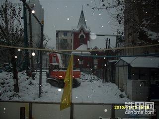 挖机被雪埋了