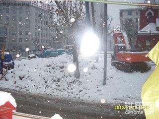 挖机被雪埋了