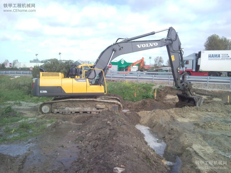 沃爾沃EC250D挖掘機(jī)在西班牙測試