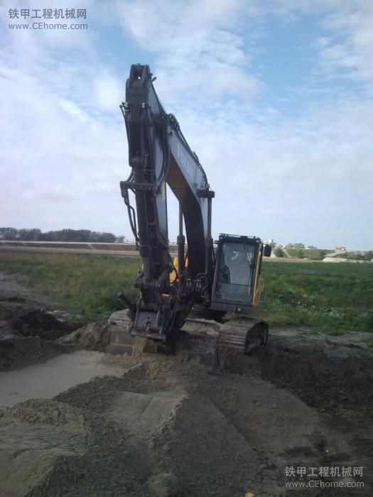 沃爾沃EC250D挖掘機(jī)在西班牙測試