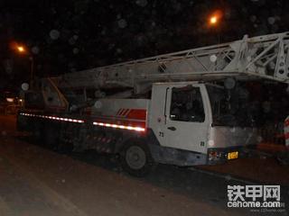 铁甲北京展会聚会后路边的水泥罐车、泵车和中联的25吨吊车