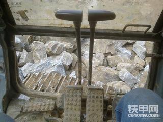 今天干玩命的活，真郁闷，玻璃被砸了两块